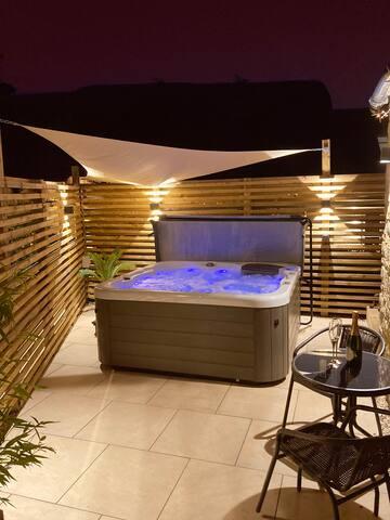 Tranquil retreat with hot tub1